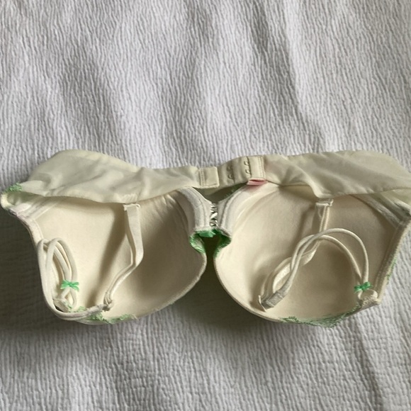 Victoria's Secret Cream and Green Underwire Bra with Molded Cups - Picture 3 of 3